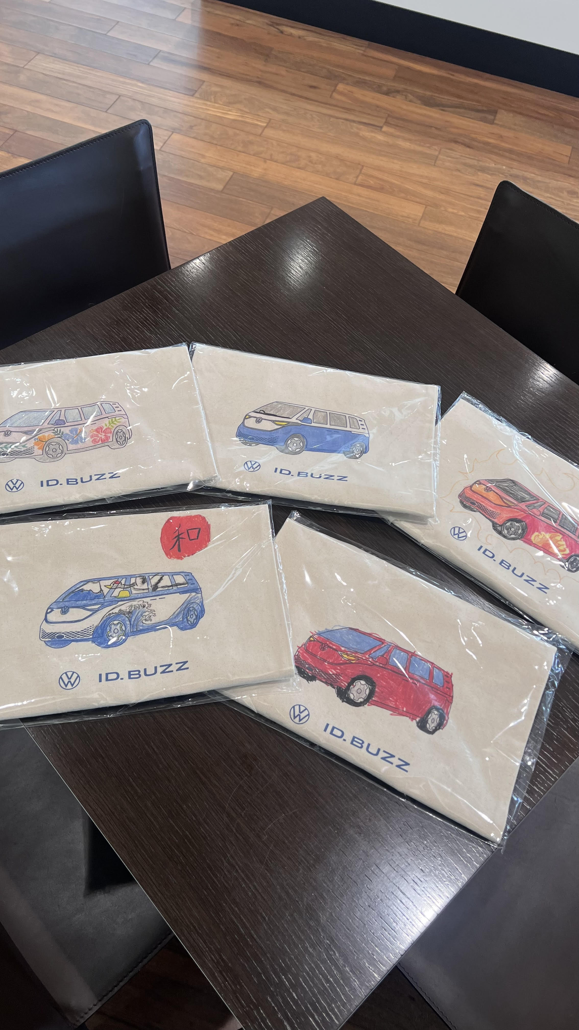 ID.BUZZアートコンテストの優秀作品が“世界に1つのトートバッグ”に🚗✨